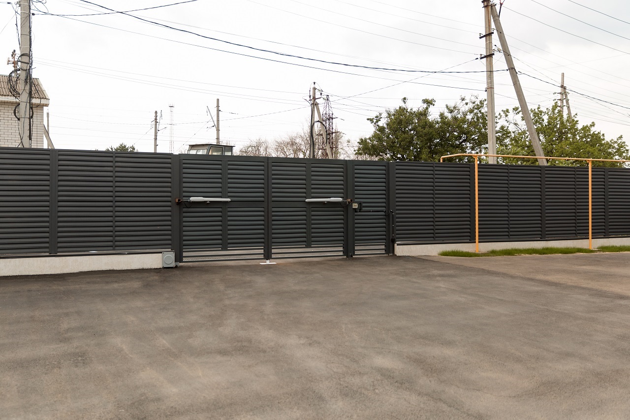 Парковка охраняемая в гостевом доме Dom Apt53